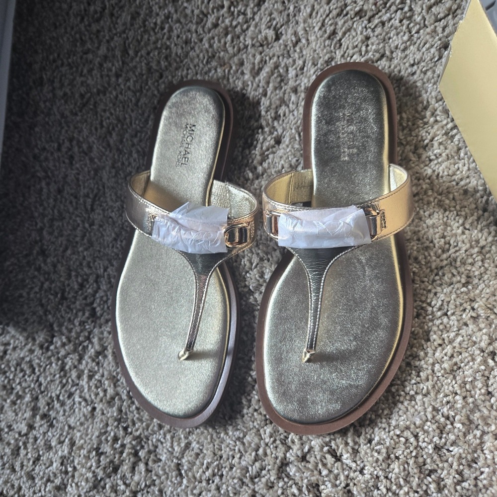 Michael Kors Carson Flat Thong Women 8M Pale Gold New Metallic Leather Sandals